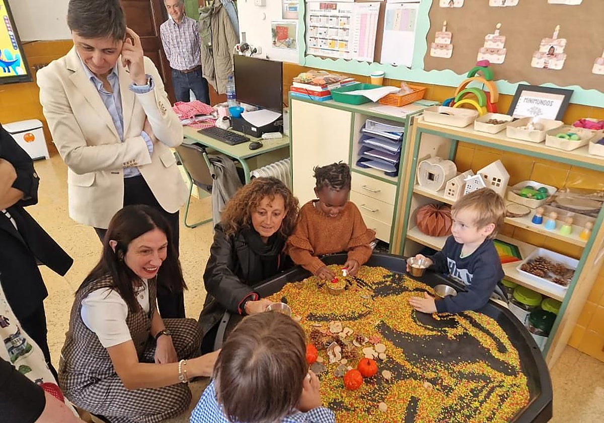 Susana Suárez, directora del colegio de San Lázaro, y Eva Ledo, consejera de Educación, con alumnos del centro.