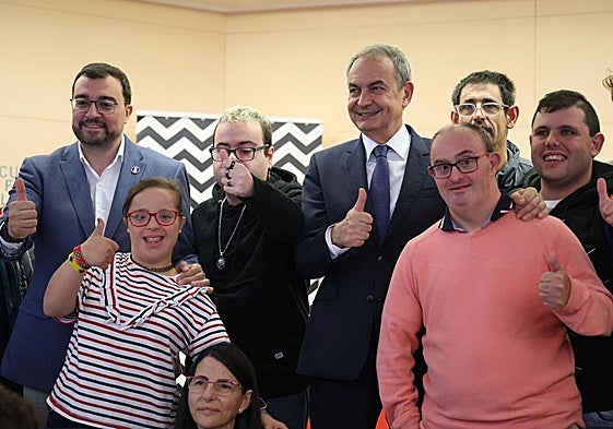 Adrián Barbón y José Luis Rodríguez Zapatero, con los alumnos del Centro de Apoyo a la Integración