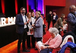 La alcaldesa conversa con Isabel Martínez Lozano, presidenta de HelpAge, y con Luis Aranda, de La Caixa.
