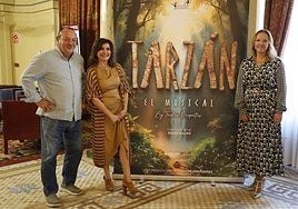 El productor Tomás Padilla junto a la concejala de Cultura, Yolanda Alonso, y la directora del musical, Silvia Villaú.
