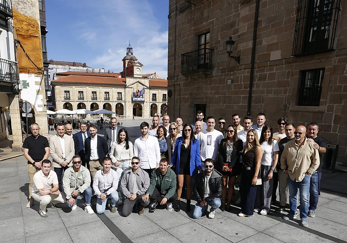 Parte de la plantilla de la Policía Local antes de su comida en Tierra Astur.