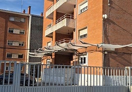 La fachada de uno de los bloques con protector para que los desprendimientos no caigan a la acera.