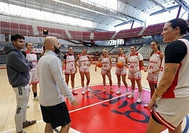 El nuevo conjunto gijonés femenino, con su cuerpo técnico y sus jugadoras, en el Palacio de Deportes, preparado para su debut.