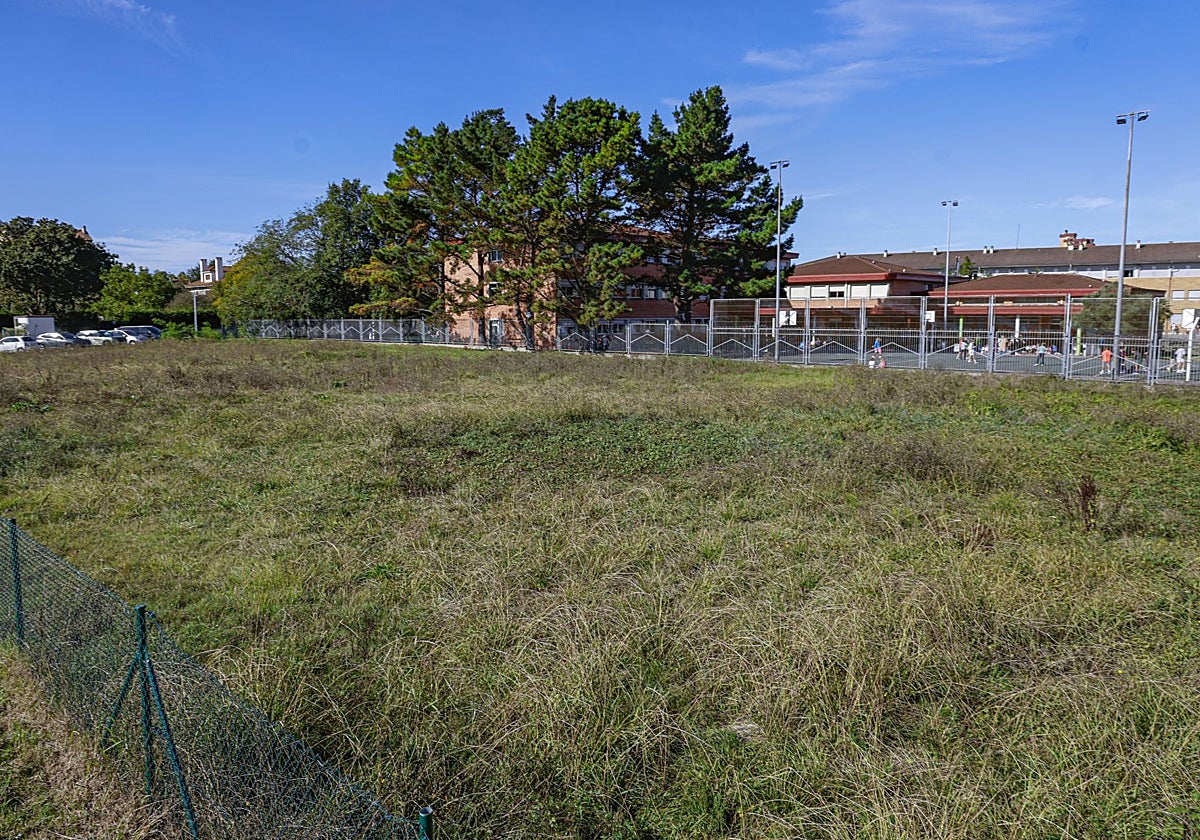 Parcela municipal contigua al Colegio Público Río Piles que se estudia como alternativa para el punto limpio de Somió, que ahora funciona en terrenos de la Cámara de Comercio.