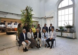 Representantes de la Fundación Alimerka, junto con los ponentes y asistentes del encuentro.