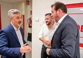 El consejero Alejandro Calvo y el ministro Óscar Puente, hace dos semanas, en una charla que el segundo dio en la sede del PSOE.