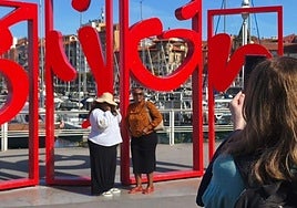 Algunos de los cruceristas que llegaron este miércoles a Gijón, en las Letronas.