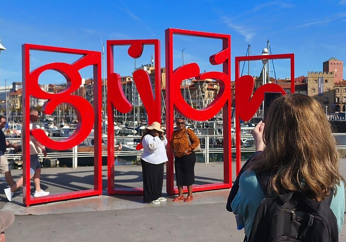 Algunos de los cruceristas que llegaron este miércoles a Gijón, en las Letronas.