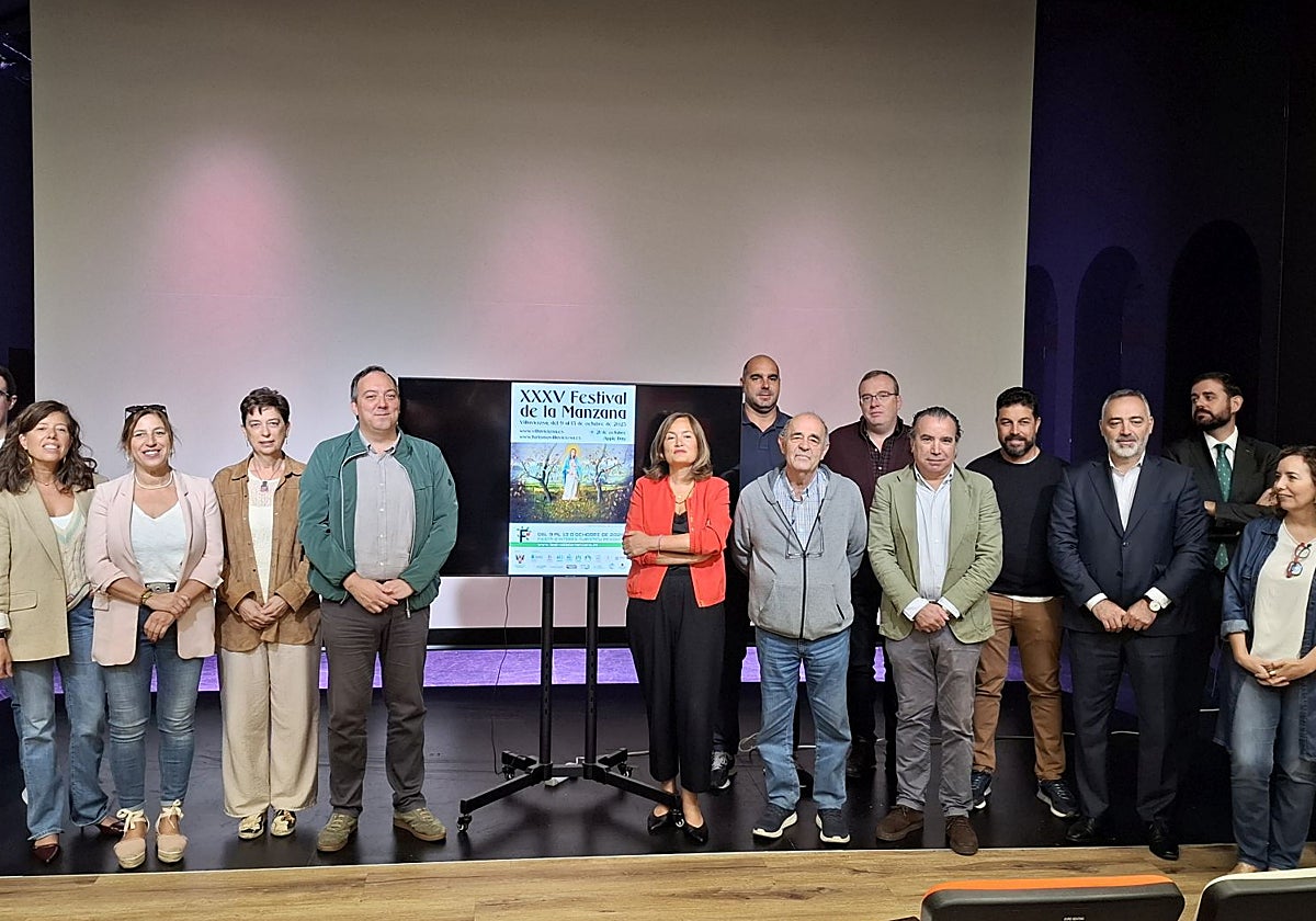 El alcalde de Villaviciosa, Alejandro Vega, junto a representantes del Principado, Serida, Acosevi, el Consejo Regulador de la DOP Sidra de Asturias, la Asociación de Amigos de la Danza del Portal La Portalina, la Asociación Fiestas del Portal, el Club El Gaitero Atletismo Villaviciosa y Caja Rural, entre otros.