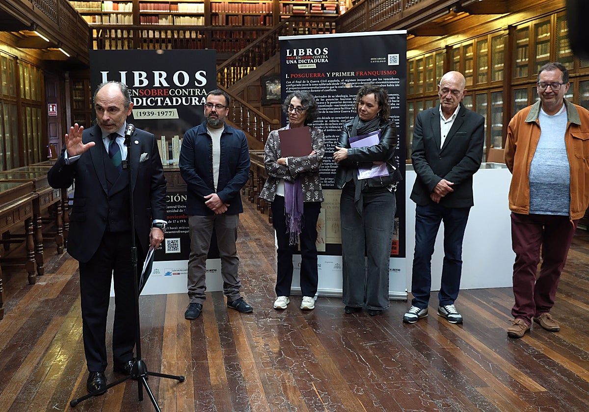 El rector Ignacio Villaverde durante la inauguración de una exposición ayer en la Biblioteca del Edificio Histórico de la Universidad de Oviedo.