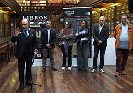 El rector Ignacio Villaverde durante la inauguración de una exposición ayer en la Biblioteca del Edificio Histórico de la Universidad de Oviedo.