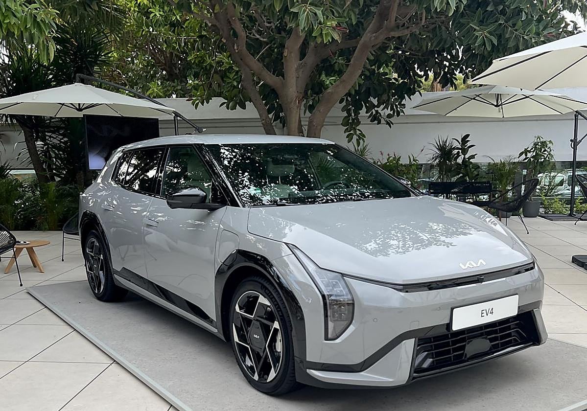 El nuevo Kia EV4 mide 4,70 metros de largo con su carrocería Fastback, y 4,43 metros con la carrocería Hatchback.