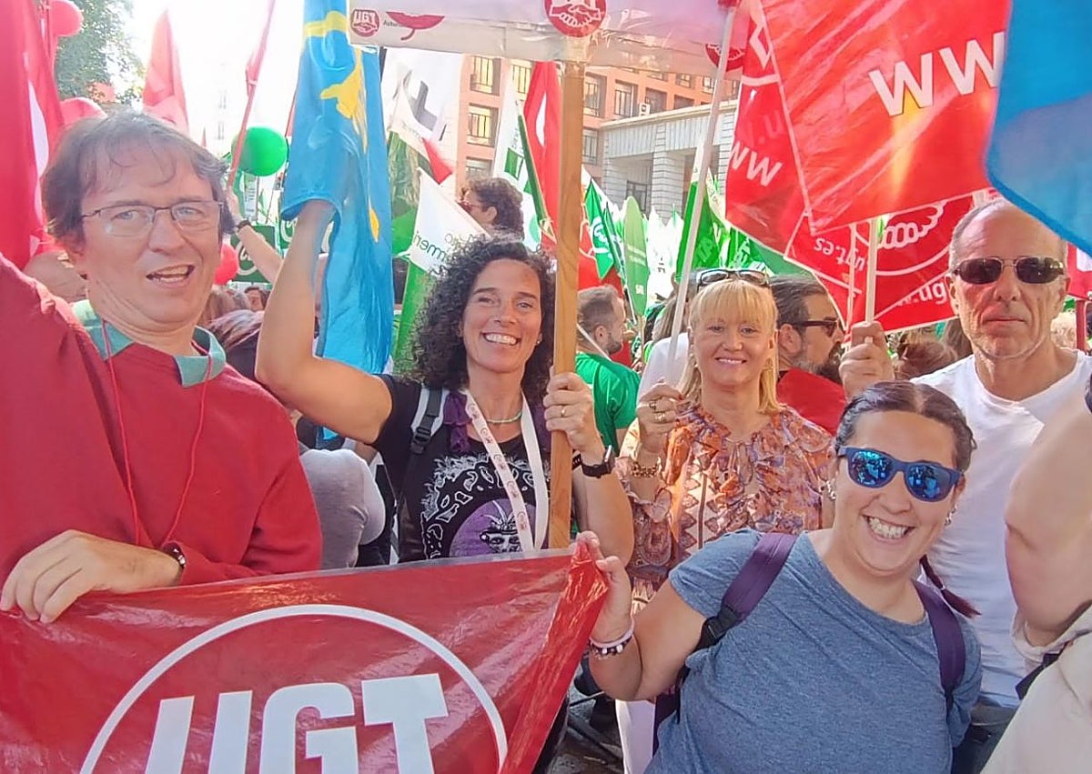 Imagen secundaria 1 - De arriba a abajo, los representantes asturianos de Satse, CCOO y UGT, movilizándose ante la sede del Ministerio de Sanidad. 