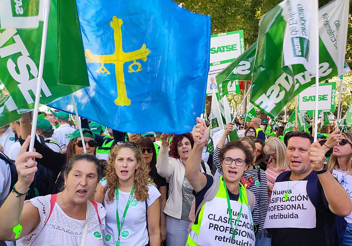 Imagen principal - De arriba a abajo, los representantes asturianos de Satse, CCOO y UGT, movilizándose ante la sede del Ministerio de Sanidad. 