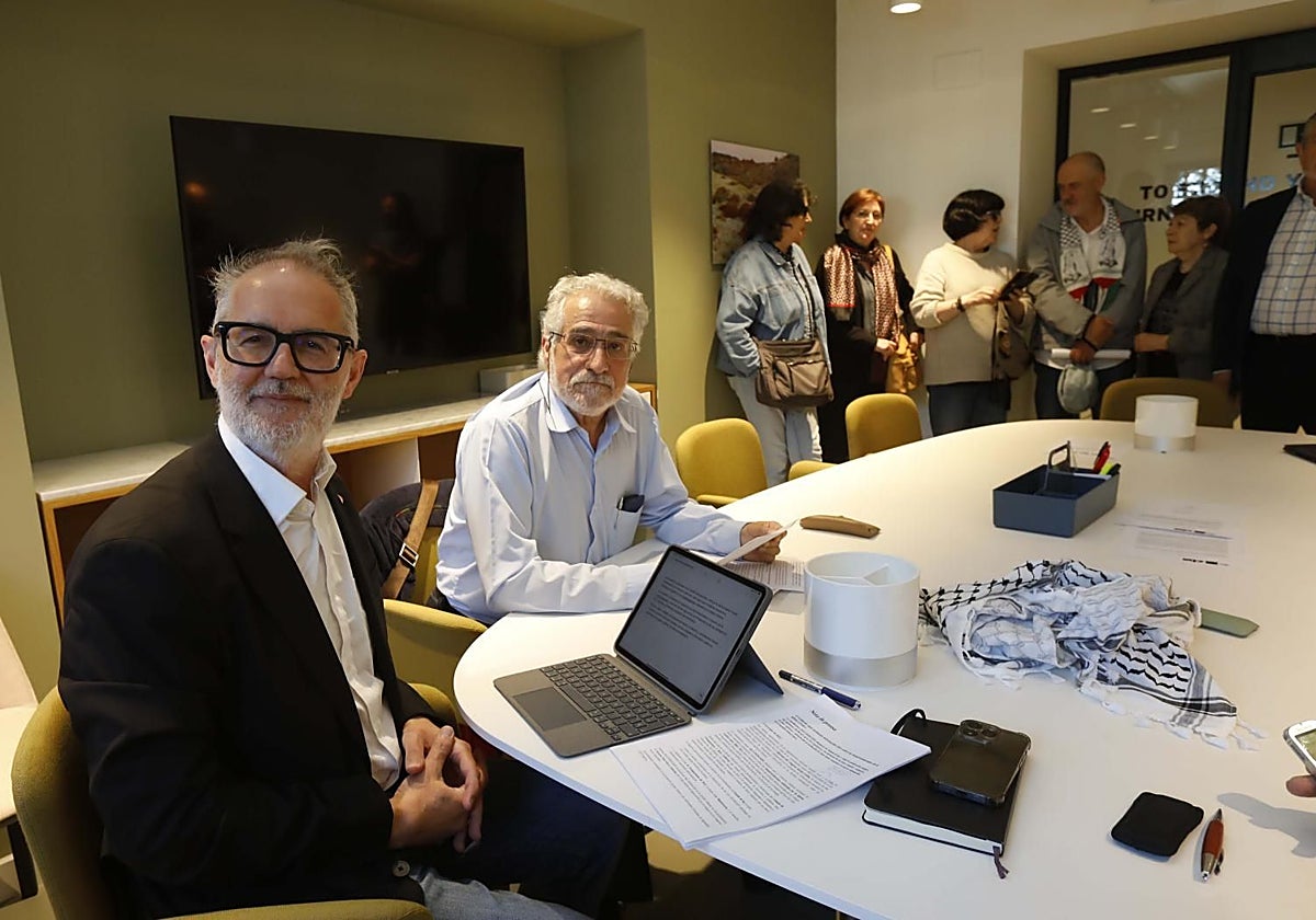 El diputado Rafael Cofiño, en primer término, y José María Rosell, tras la reunión sobre las inmatriculaciones de la Iglesia Católica.