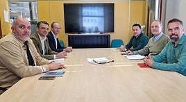 De izquierda a derecha, Ignacio Requena, secretario de la Federación de Industria de CCOO; Juan Carlos Campo, viceconsejero de Industria; Javier Cueli, director general de Energía y Minería; Javier Fernández Lanero, secretario general de UGT; Alberto González, secretario general de Fade y José Manuel Zapico, secretario general de CCOO.