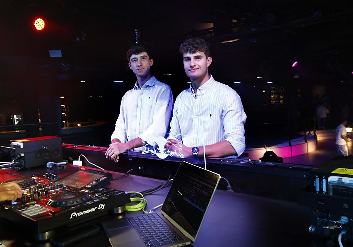 Los nuevos propietarios de Space Four ayer en su local.