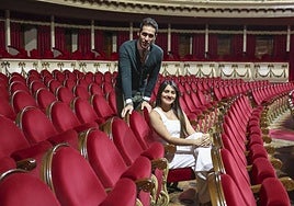 Ismael Jordi y Génesis Moreno, Romeo y Julieta, ayer, en el patio de butacas del Teatro Campoamor.