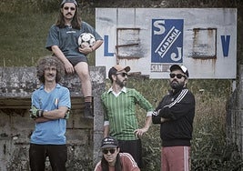 La banda posando con su engrasada alineación actual.