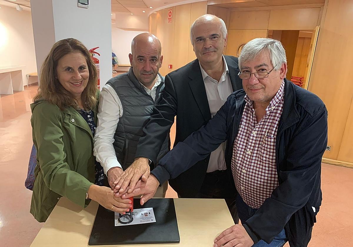 Nuria Delmiro, Pedro Arboleya, Alberto Rendueles y José Ramón Rumoroso, con el matasellos.