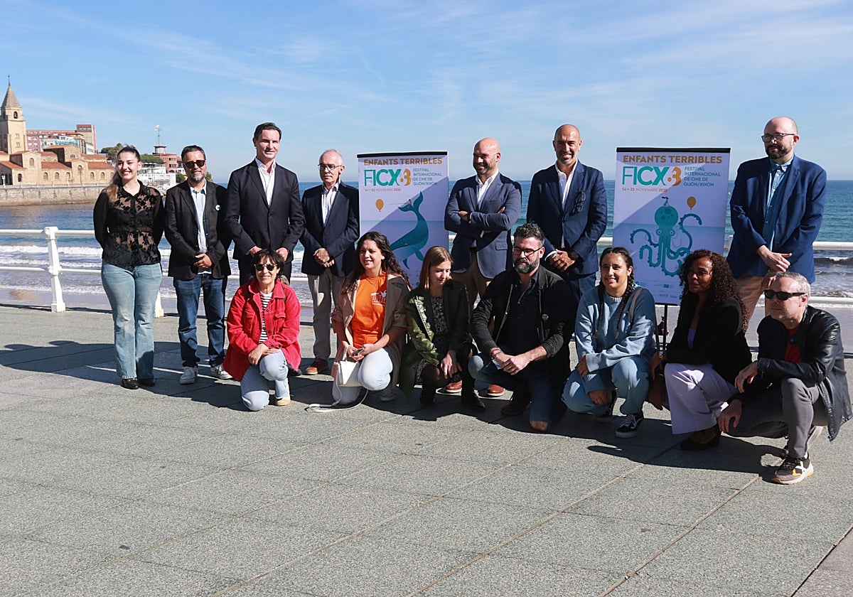 De pie, a la derecha el director del FICX, Alejandro Díaz Castaño, los concejales Óliver Suárez, Jesús M. Salvador, Jorge G. Palacios, el director de Acción Cultural Antón García y el jefe de Edición de EL COMERCIO, Miguel Rojo. Agachados, equipo del festival y representantes de entidades colaboradoras.