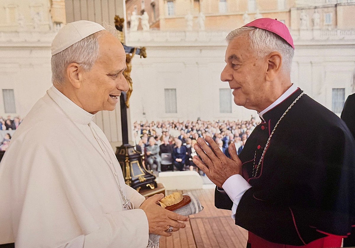 El Papa recibe uno de los obsequios que le entregó Kike Figaredo.