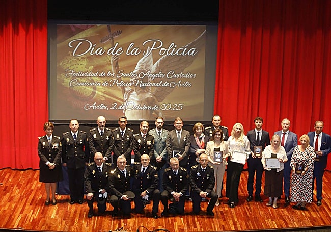 Todos los homenajados posaron al finalizar la celebración.