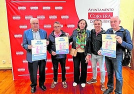 Miembros de las asociaciones con el alcalde y el edil.