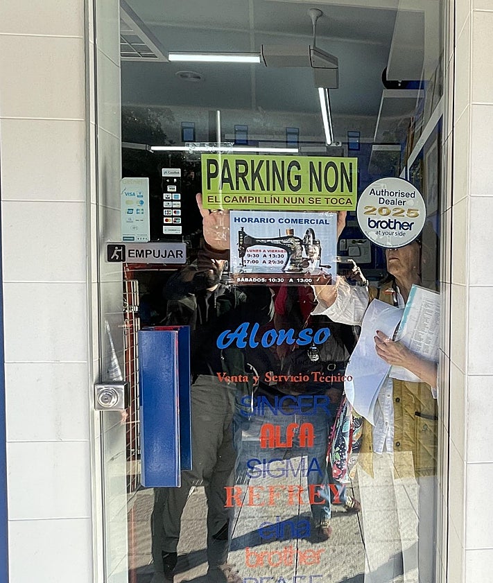 Imagen secundaria 2 - El Campillín, en Oviedo, se empapela contra el aparcamiento