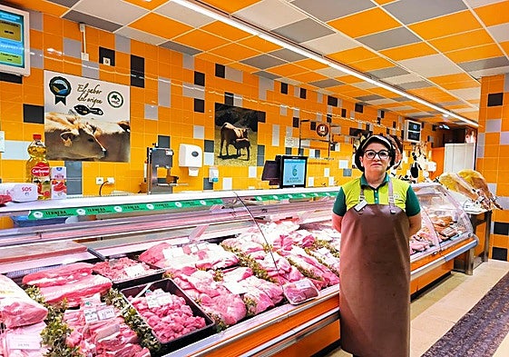 Margarita Tato lleva 19 años al frente de la carnicería de uno de los supermercados maymas de Gijón.