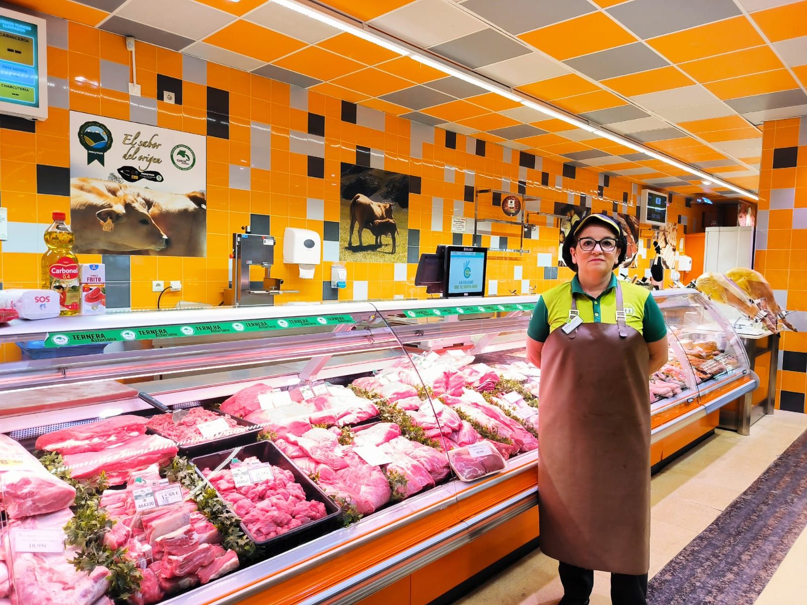 Margarita Tato lleva 19 años al frente de la carnicería de uno de los supermercados maymas de Gijón.