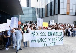 Concentración de médicos en el HUCA, ante la última huelga, convocada el pasado 13 de junio.