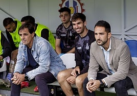 El entrenador del Real Avilés, Dani Vidal, a la derecha, en el banquillo del Suárez Puerta el pasado domingo junto a Joaquín Alonso y Hugo Laviana.