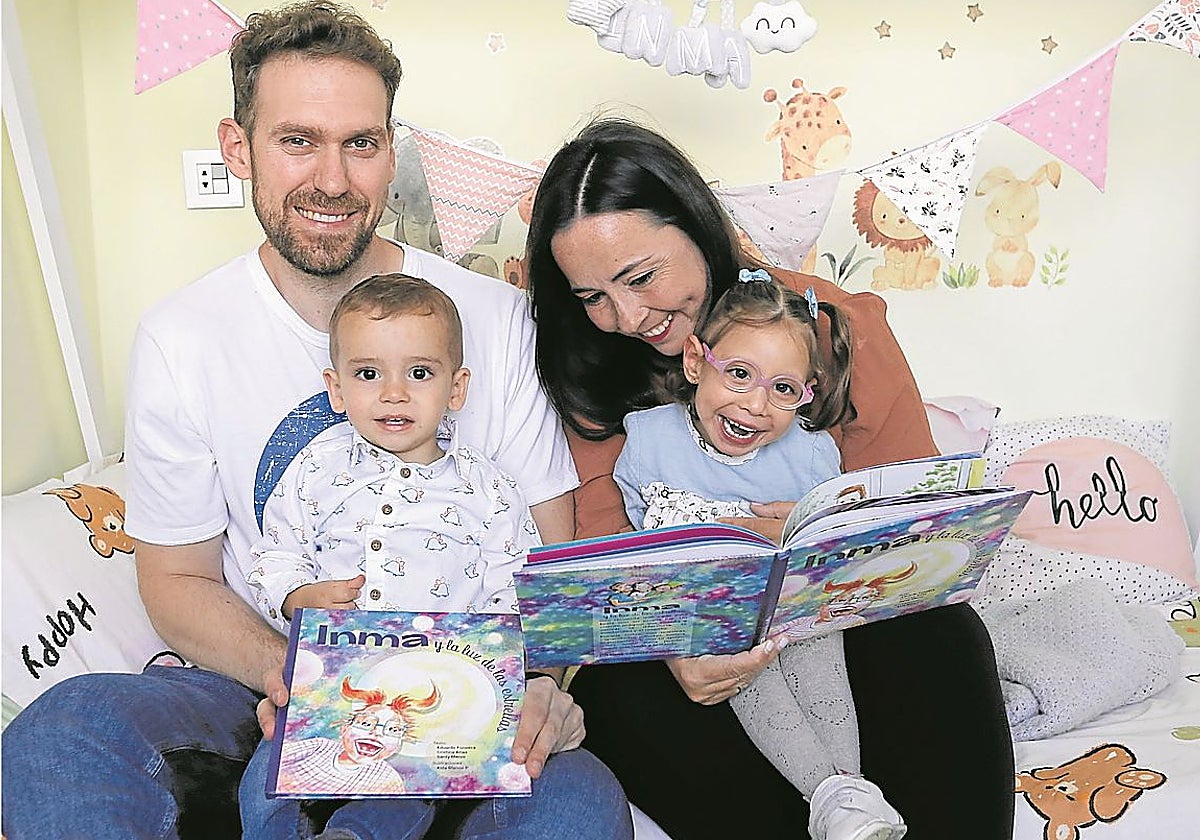 Santy y Cristina con sus hijos Ander e Inma leyendo el cuento que se presenta este sábado.