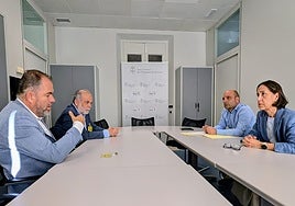 Carlos Paniceres y José Manuel Ferreira, presidente y vicepresidente de la Cámara de Comercio de Oviedo, reunidos de Dolores Carcedo y René Suárez, del grupo parlamentario del PSOE.