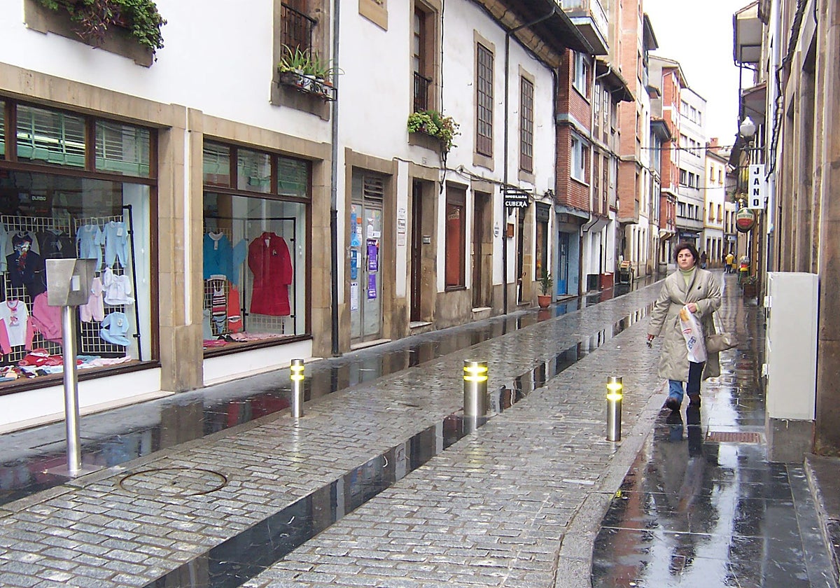 Los pivotes automáticos impedían el paso de vehículos en la calle del Agua, en pleno centro de la villa