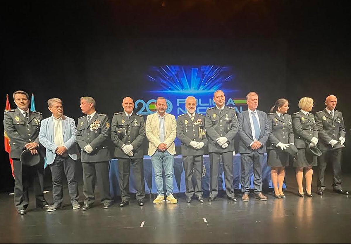 Los responsables y condecorados de las comisarias del Nalón y del Caudal, junto a los alcaldes