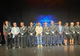 Los responsables y condecorados de las comisarias del Nalón y del Caudal, junto a los alcaldes