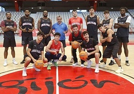 El técnico Nacho Galán, con los integrantes de su plantilla para la nueva temporada, sobre el parqué del Palacio de Deportes de Gijón.