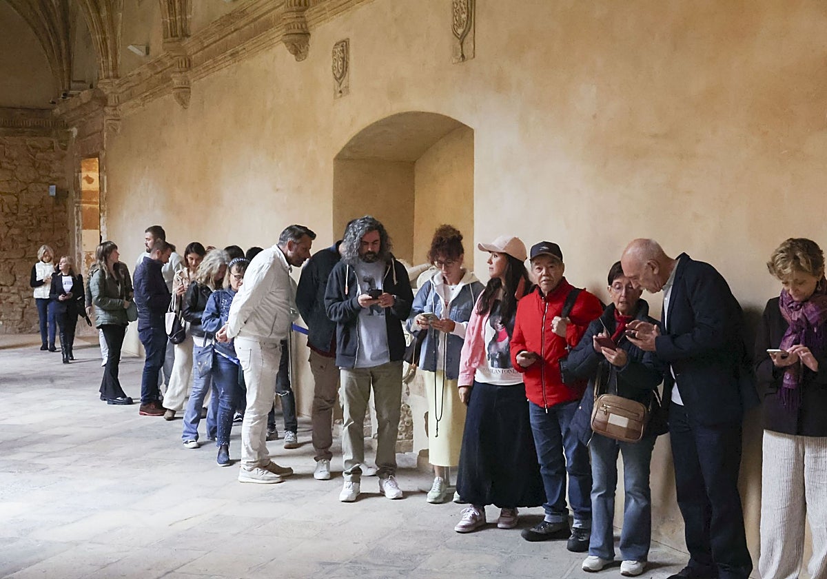 Colas en el Museo Arqueológico para participar en el casting.