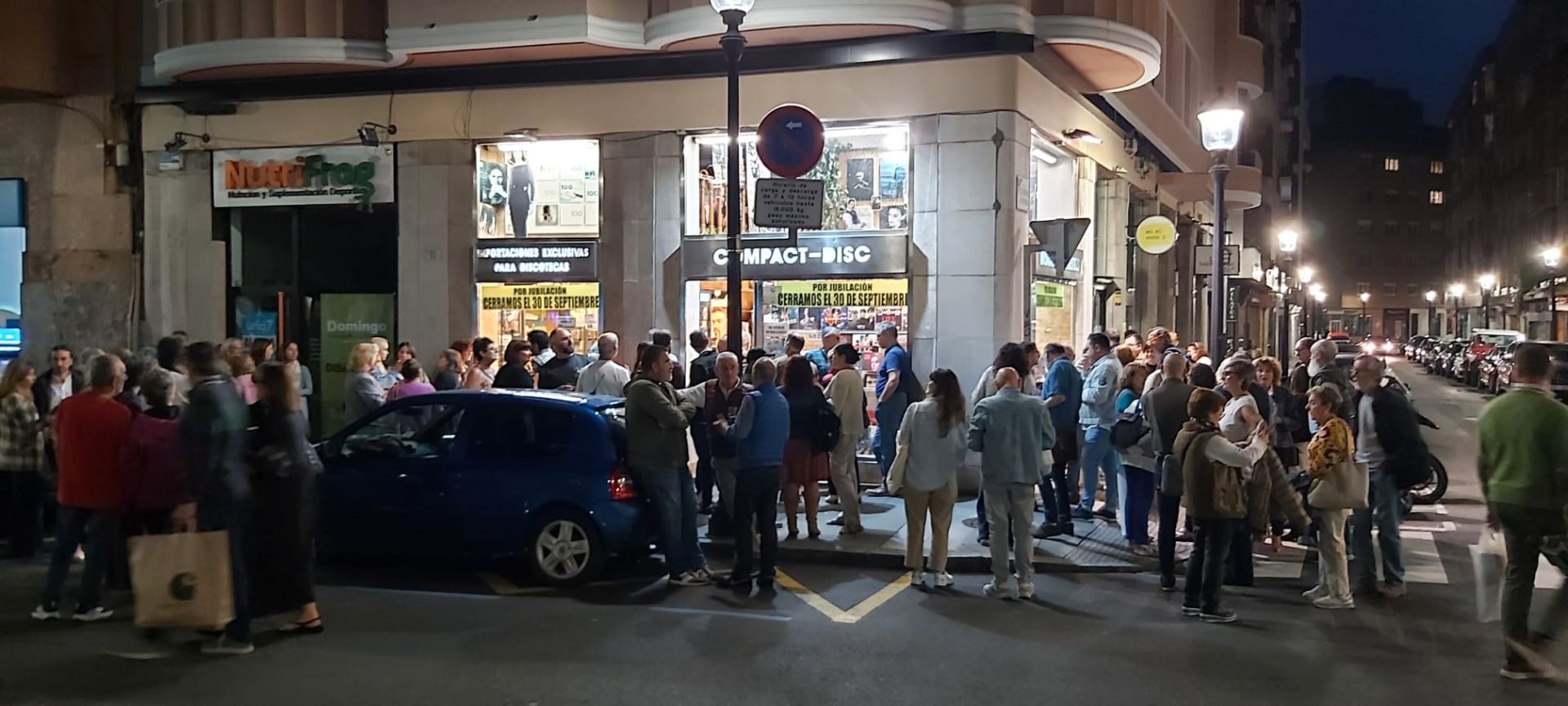 Sonora despedida para la emblemática tienda de discos del centro de Gijón