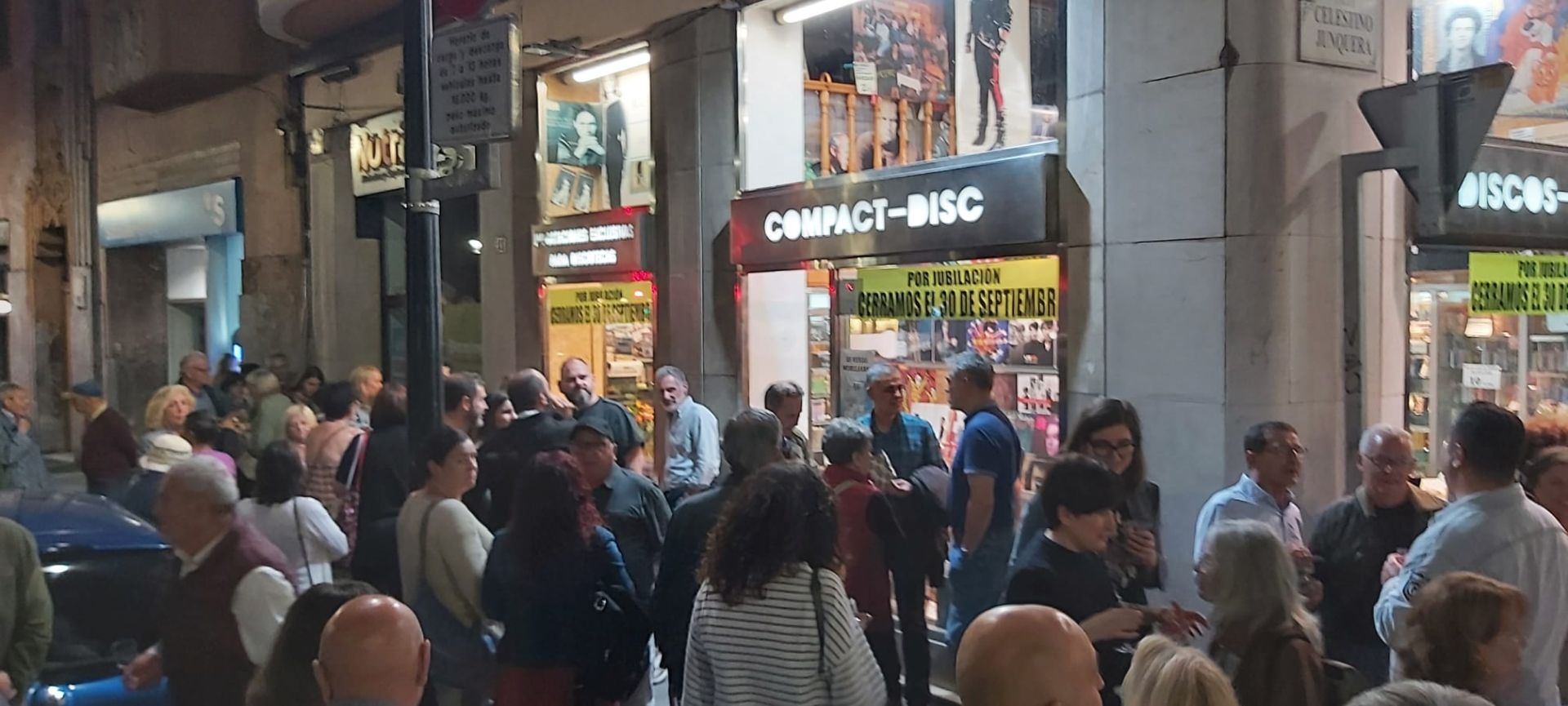 Sonora despedida para la emblemática tienda de discos del centro de Gijón
