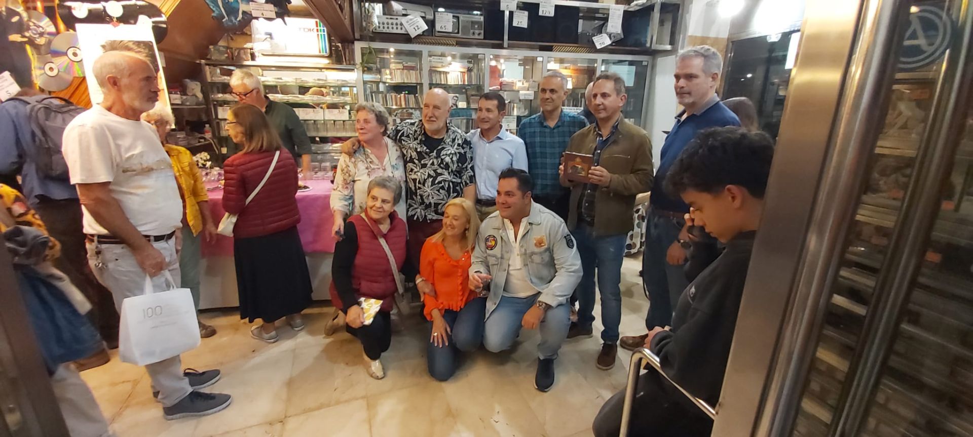 Sonora despedida para la emblemática tienda de discos del centro de Gijón