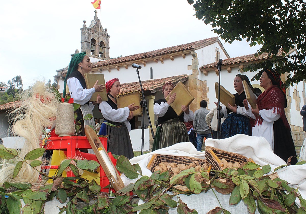 Una edición pasada de la Feria del Lino y les Nueces de Camoca, Villaviciosa