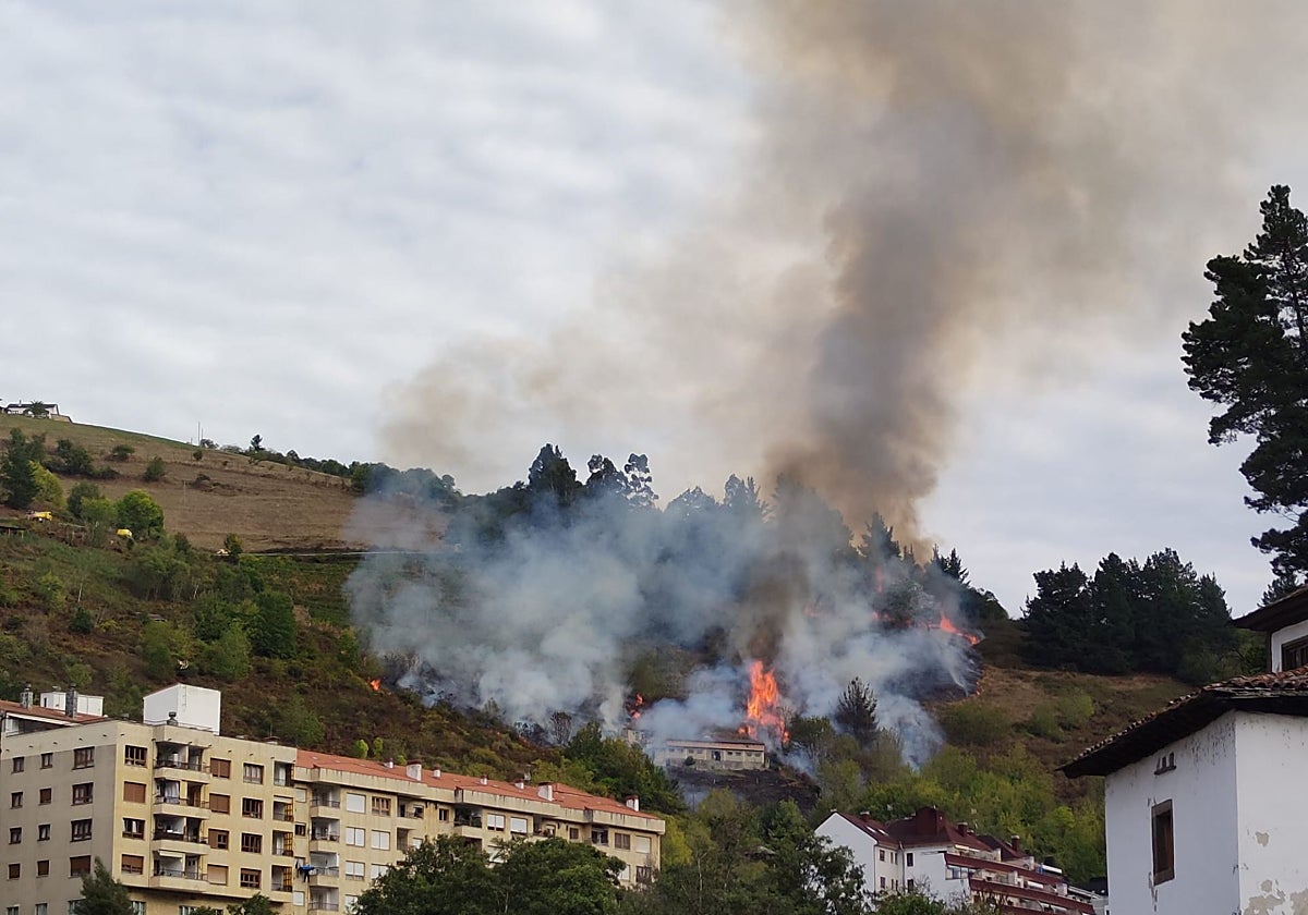 El incendio de Cangas del Narcea, muy cerca del colegio de las Dominicas.