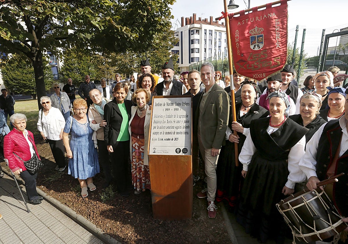 La alcaldesa, los familiares de Mariano Castro Ordieles y el grupo 'Los Xustos', en la inauguración de los jardines en El Natahoyo.