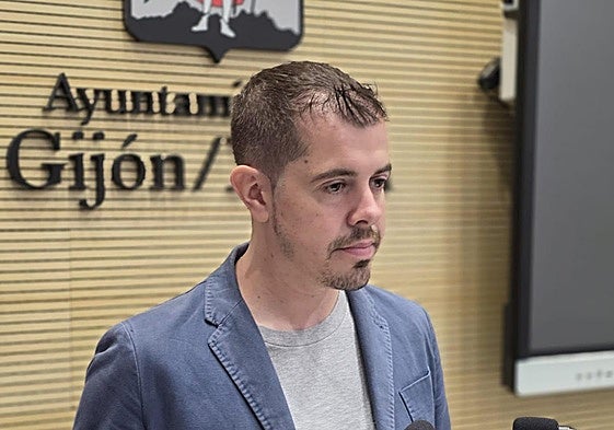 El portavoz municipal de Izquierda Unida, Javier Suárez, Llana, este viernes, en la sala de prensa del Ayuntamiento de Gijón.