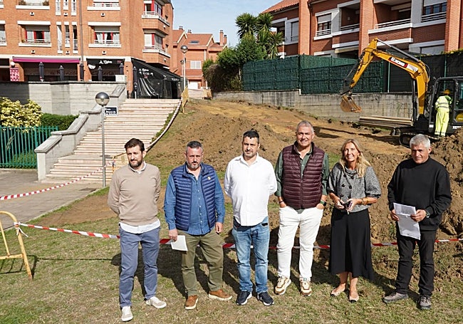 Juan Freije y Daniel Navarro, técnicos municipales; el edil Javier Rodríguez; Tony Gómez, presidente de la Plataforma Vecinal de La Fresneda; Alejandra Cuadriello, concejala de esta misma Plataforma; y Alfonso Fernández, de la empresa adjudicataria.