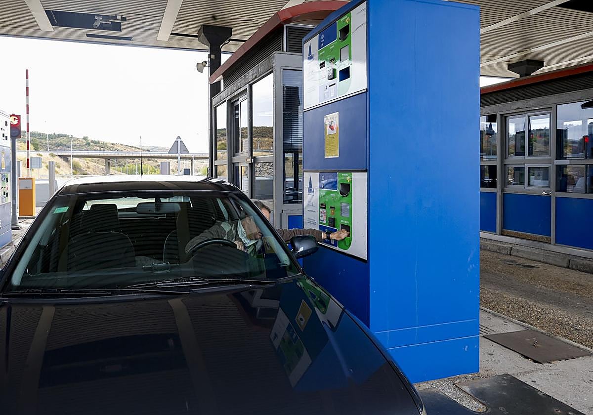 Un conductor abona el importe del peaje del Huerna.