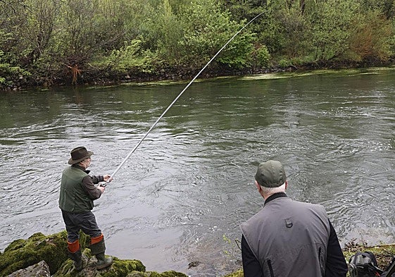 Dos pescadores en un río salmonero de Asturias.